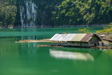 Hütte an einem See im Regenwald 