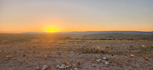 Obraz premium A scenic sunset view of desolate desert landscape in New Mexico. 