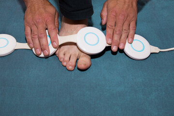 Treatment of joints with electromagnetic therapy. - obrazy, fototapety, plakaty