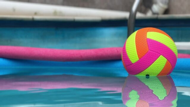 Bola de v&ocirc;lei na piscina