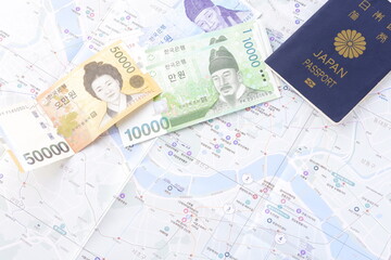 日本のパスポート（一般旅券5年用紺色）と、韓国の通貨ウォンKRWの紙幣を用意して、韓国旅行の計画を立てる

