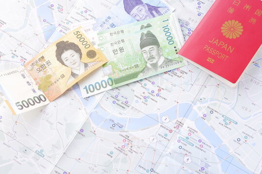 日本のパスポート（一般旅券10年用赤色）と、韓国の通貨ウォンKRWの紙幣を用意して、韓国旅行の計画を立てる
