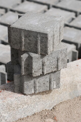 Betonpflastersteine auf einer Baustelle
