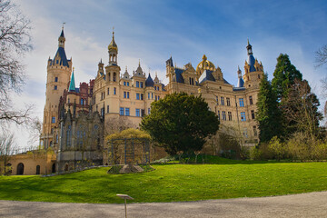 Fototapeta na wymiar Blick auf den Park und das Schloss Schwerin, Mecklenburg Vorpommern, Deutschland 