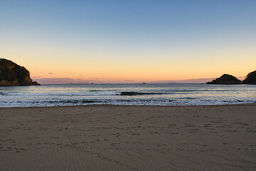 南伊豆　弓ヶ浜　美しい海と夕暮れ　コピースペースあり（日本、静岡県）
Minamiizu Yumigahama Beautiful sea and sunset Copy space available(Shizuoka Prefecture, Japan)

