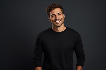 Obraz premium A man in a black shirt is smiling and looking at the camera