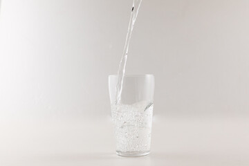 グラスに水を注ぐ　pour water into a glass