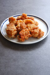 揚げたてで美味しそうな鶏のから揚げ
