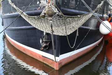 Netz und Klüverbaum an altem Segelschiff
