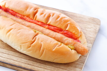 マスタードとケチャップをかけたチョリソー・ソーセージパン（ホットドッグ）
