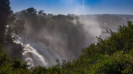Blick auf die Victoriafälle, UNESCO Naturerbe in Simbabwe und Sambia, Gischt der Wasserfälle...