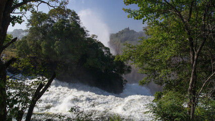 Fototapeta na wymiar Blick auf die Victoriafälle, UNESCO Naturerbe in Simbabwe und Sambia, Gischt der Wasserfälle vernebelt die Schlucht