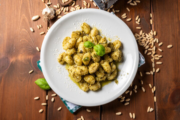 Gnocchi di patate conditi con pesto alla genovese, pasta italiana, cibo europeo  - 781140420