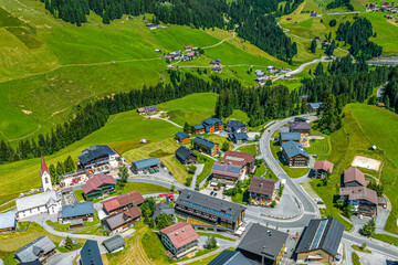 Ausblick auf das Bergdorf Warth am Arlberg in Vorarlberg im Sommer - obrazy, fototapety, plakaty