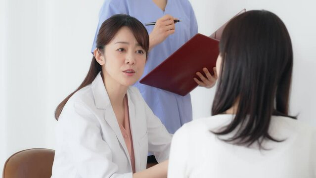 患者を診察する女性医師