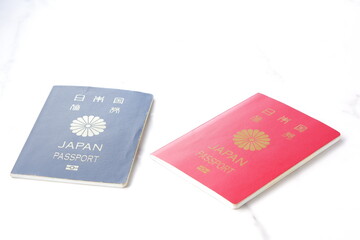 日本のパスポート（一般旅券10年用赤色と一般旅券5年用紺色）を用意して海外旅行を計画する
