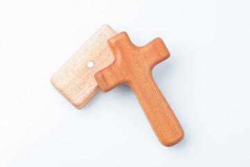 A mark in the shape of the letter ‘十’ symbolizing Christians. It originated when Jesus died on the cross to atone for the sins of all people, and is used as a symbol of respect, honor, sacrifice, and 