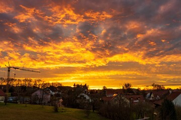 Obraz premium Beautiful bright sunset sky over a city in the evening
