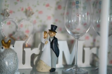 Closeup shot of a figurine of a wedding couple near a Mr and Mrs sign - Powered by Adobe