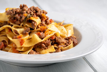 Tagliatelle al ragù di manzo, pasta italiana, cibo europeo  - 781169250