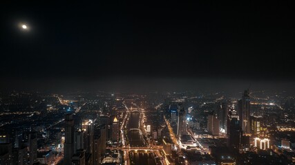 Obraz premium Aerial shot of glowing cityscape with the city traffic at night