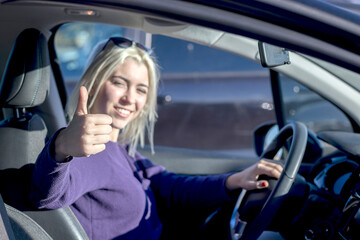 Naklejka premium Woman giving thumbs up in car