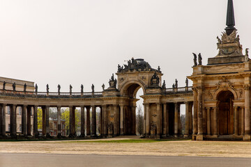 Naklejka premium Symmetrical column ensemble with the center arch in the Baroque style.