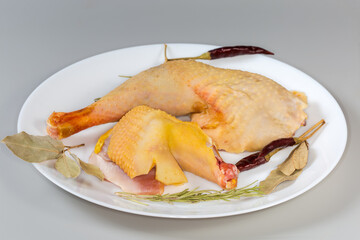 Raw chicken pieces among the different dry spices on dish © An-T