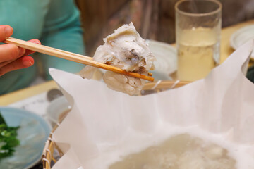 高級なフグ料理のお店。
大型のトラフグを味わえる。

ふぐちり（トラフグの鍋料理）、てっさ（トラフグの薄造り刺し身）、トラフグの唐揚げ、トラフグの皮のあえ物、トラフグのひれ酒など。

フグには猛毒があるが、フグ調理師免許を持つ和食料理人の熟練の技術によって毒の部位を除去してもらえます。
味は淡白でありながら奥深い味わい。歯ごたえもしっかりしていて最高に美味。

日本国神奈川県川崎市にて。
2024
