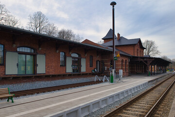 Gleis und Bahnsteig Schmalspur Zug Rasender Roland im Bahnhof Putbus an der Ostsee, Insel Rügen, Mecklenburg Vorpommern, Deutschland
