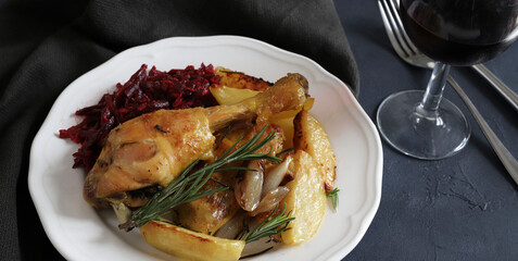 Gustose cosce di pollo arrosto con patate e insalata di barbabietole su sfondo grigio. Direttamente sopra.