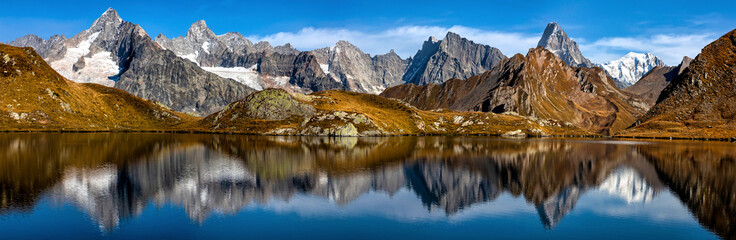 Fototapeta na wymiar Beautiful panorama of mountain lake. reflection of the mountain in lake panorama