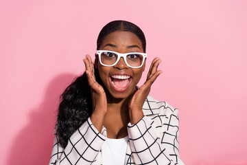 Photo of young astonished girl yell discount news omg wow reaction unexpected eyeglasses isolated over pink color background - obrazy, fototapety, plakaty