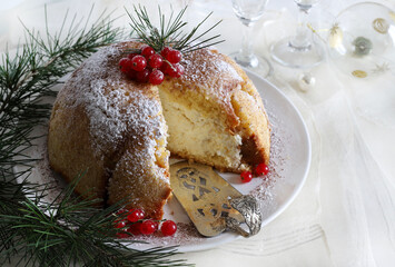 Dolce natalizio italiano. Delizioso pandoro Zuccotto con crema Raffaello. Torta natalizia decorata con ribes rosso. Natale e festività. - 781255623
