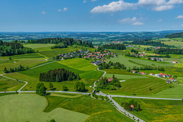 Fototapeta na wymiar Das Westallgäu bei Oberreute an der Deutschen Alpenstraße im Luftbild
