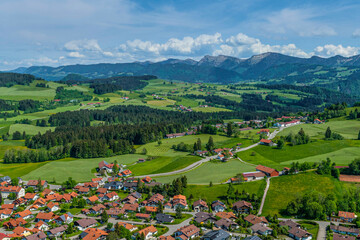 Fototapeta na wymiar Blick ins sommerliche Allgäu rund um den Luftkurort Oberreute