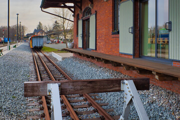 Gleis, Schiene und Prellbock,Wagon Schmalspur Zug Rasender Roland im Bahnhof Putbus an der Ostsee,...