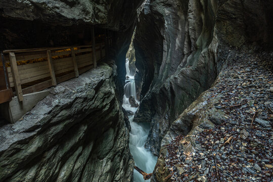 Wasserfall in enger Liechtensteinklamm in Salzbur, &Ouml;sterreich