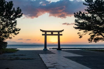 Tuinposter 長崎の池の御前神社の鳥居からの朝焼け01 © 利幸 大久保