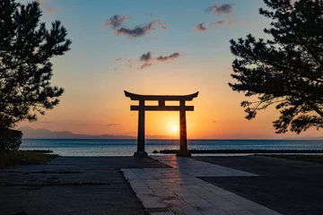 Tuinposter 長崎の池の御前神社の鳥居からの朝焼け02 © 利幸 大久保