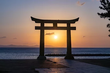 Afwasbaar fotobehang 長崎の池の御前神社の鳥居からの朝焼け04 © 利幸 大久保