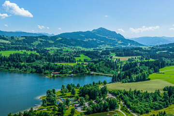 Ausblick auf Moosbach und den Rottachsee im Oberallgäu im Sommer