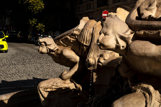 Fontana delle rane di piazza mincio nel quartiere coppedè vicino al palazzo del ragno a Roma, Italia
