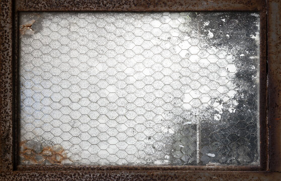 finestra con rete metallica arrugginita sporca trasparente