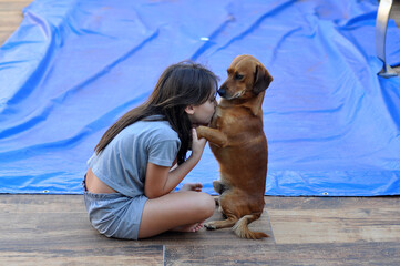 garota adolescente com cachorro fofo doméstico, amor animal  - obrazy, fototapety, plakaty