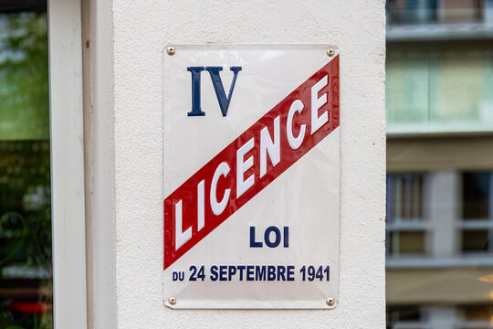 Montrouge, France - 9 avril 2024: Plaque de Licence IV, ou licence de quatri&egrave;me cat&eacute;gorie, indiquant que l'&eacute;tablissement qui en est titulaire peut vendre des boissons alcoolis&eacute;es &agrave; consommer sur place
