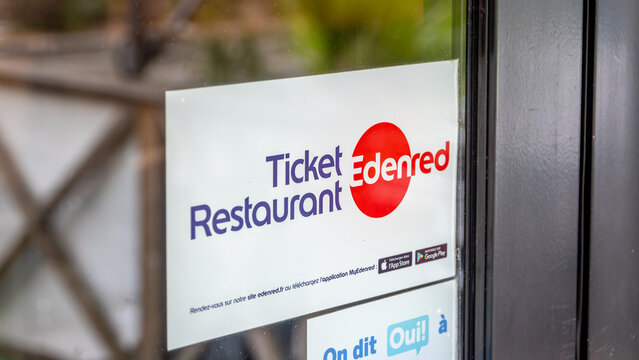 Paris, France - 9 avril 2024: Autocollant sur la vitrine d'un commer&ccedil;ant signalant que cet &eacute;tablissement accepte le paiement par Ticket Restaurant Edenred