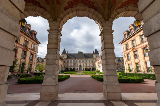 Paris, France - 9 avril 2024: Entr&eacute;e principale de la cit&eacute; internationale universitaire de Paris, fondation regroupant des r&eacute;sidences universitaires dans la 14&egrave;me arrondissement de Paris
