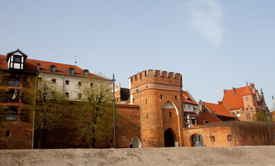 Zabytkowa brama oraz gotycki dwór, Toruń, Poland - obrazy, fototapety, plakaty