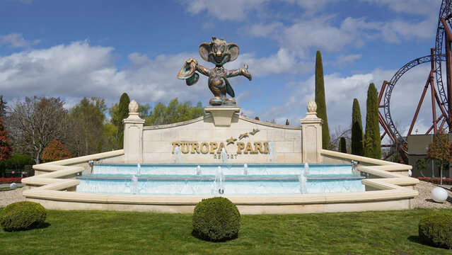 Statue of "Ed Euromaus", the mascot of "Europa-Park", on a fountain with the lettering of the park